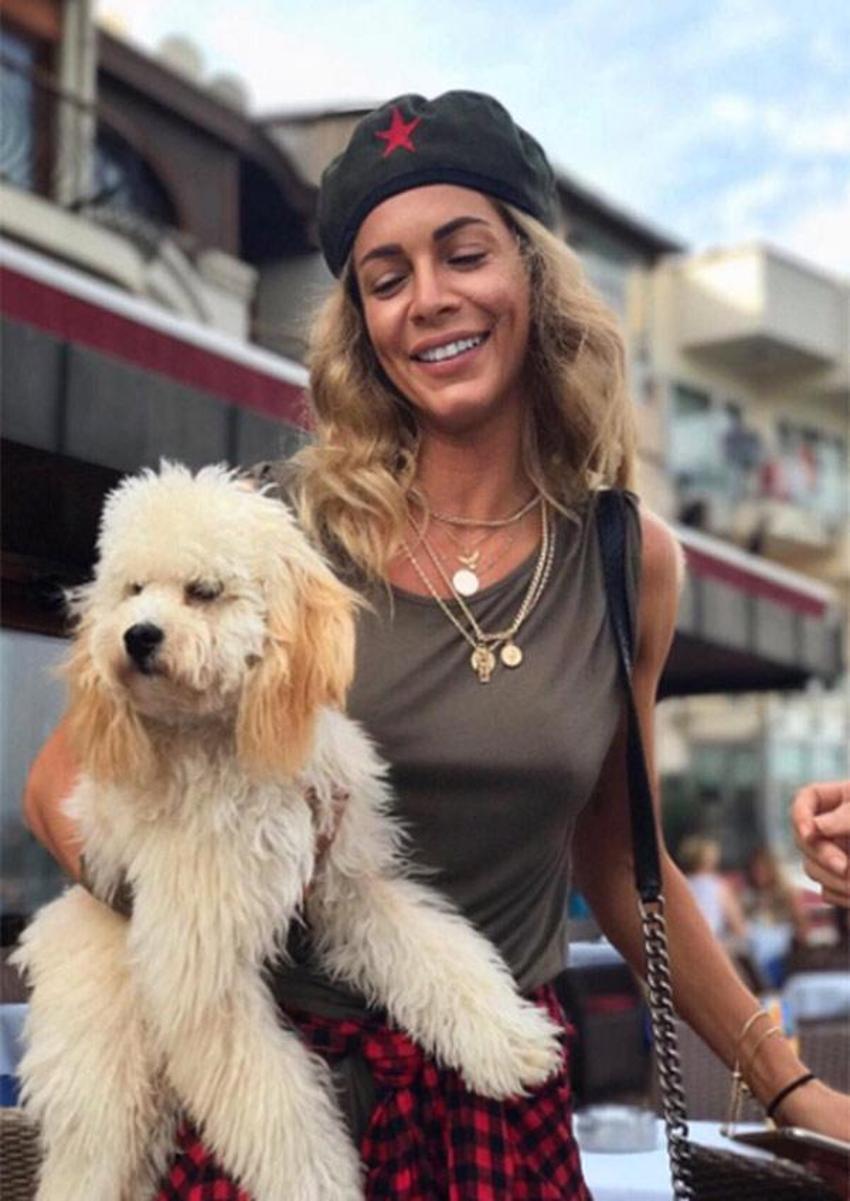 Eliz Sakuçoğlu’ndan 'seksi' öpücük!