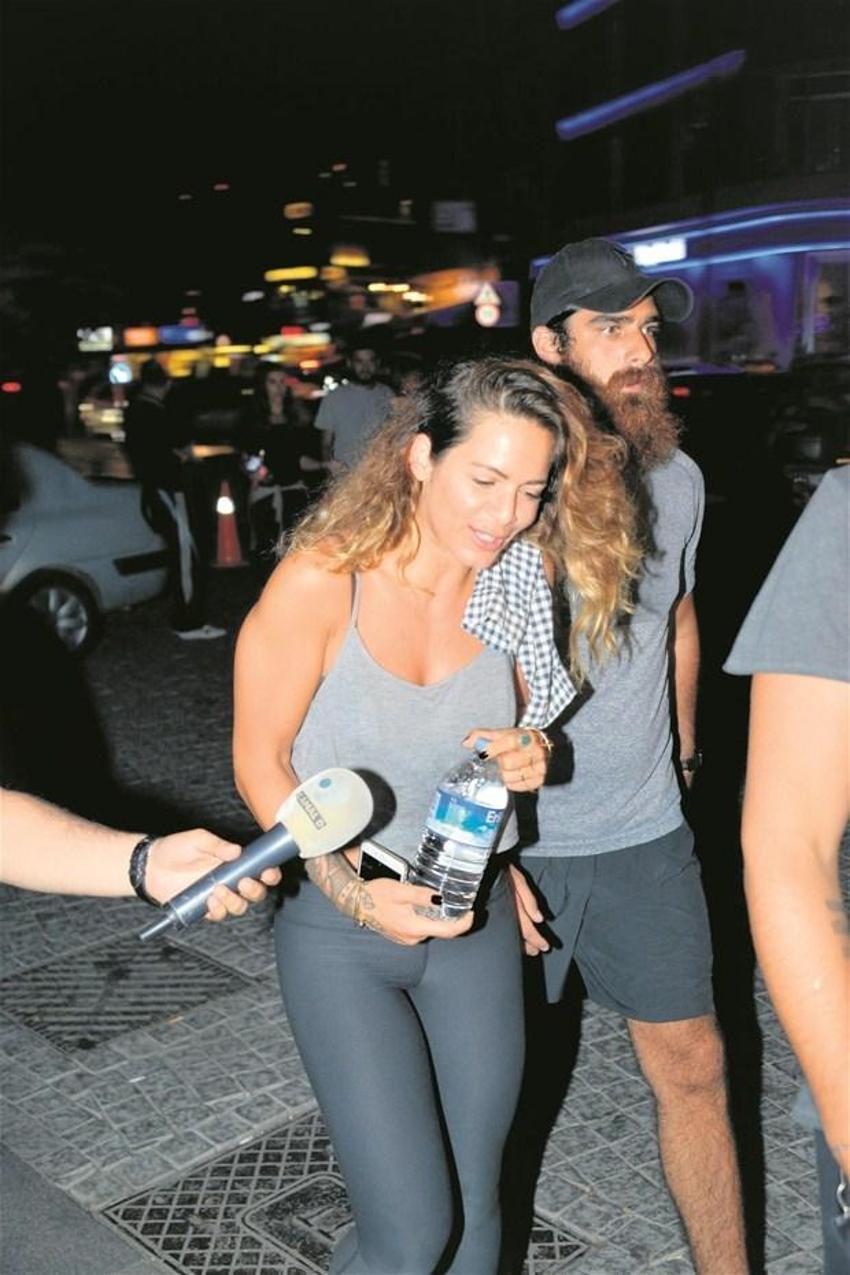 Eliz Sakuçoğlu’ndan 'seksi' öpücük!