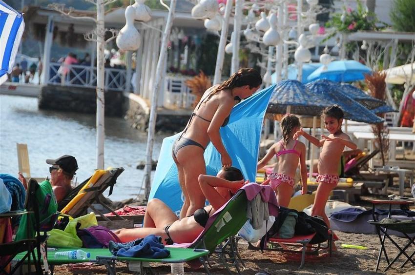 Yıldız Asyalı düzgün fiziğiyle nefes kesti!
