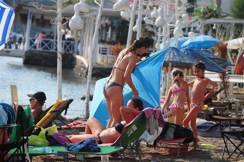 Yıldız Asyalı düzgün fiziğiyle nefes kesti!