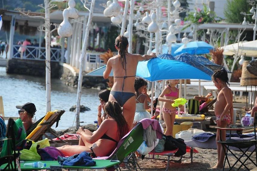 Yıldız Asyalı düzgün fiziğiyle nefes kesti!