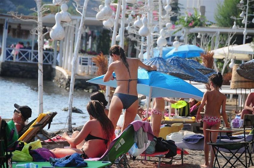 Yıldız Asyalı düzgün fiziğiyle nefes kesti!