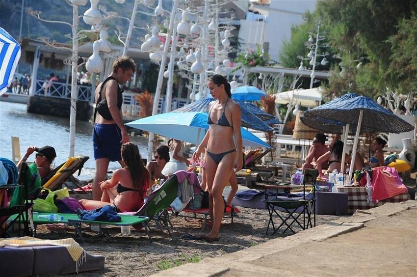 Yıldız Asyalı düzgün fiziğiyle nefes kesti!