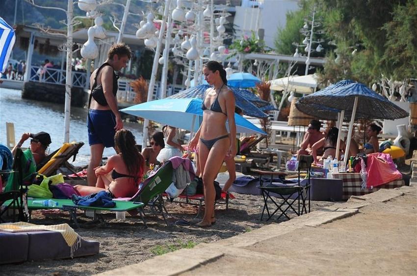 Yıldız Asyalı düzgün fiziğiyle nefes kesti!
