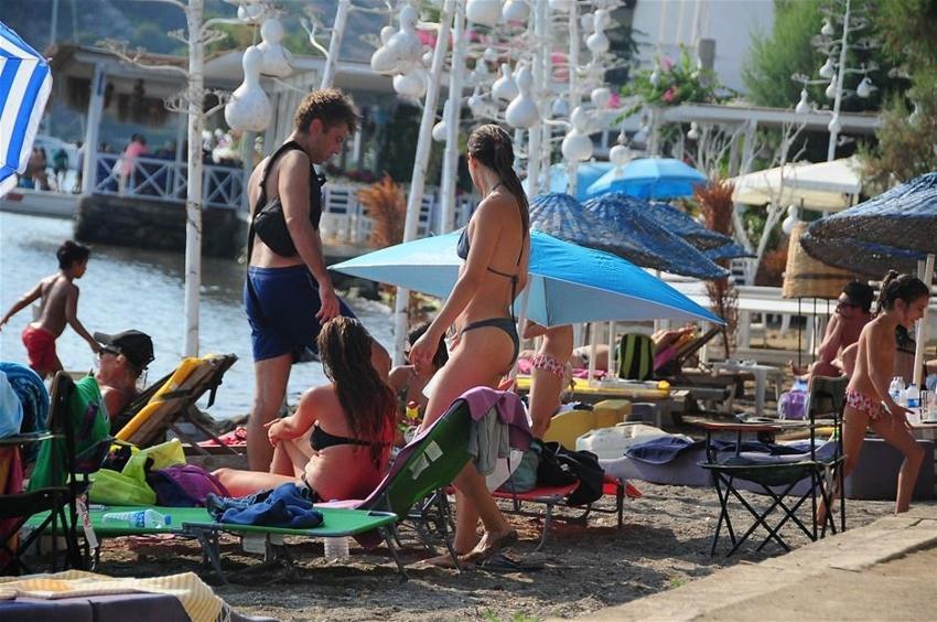 Yıldız Asyalı düzgün fiziğiyle nefes kesti!