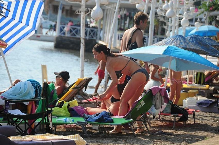 Yıldız Asyalı düzgün fiziğiyle nefes kesti!