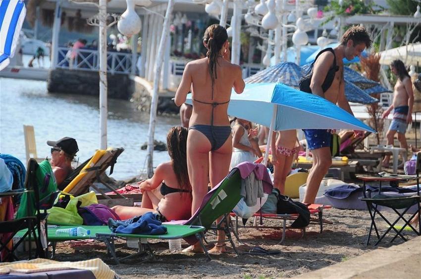 Yıldız Asyalı düzgün fiziğiyle nefes kesti!