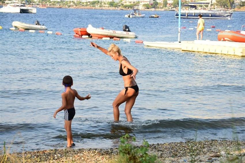 Çağla Şıkel yürek hoplattı!
