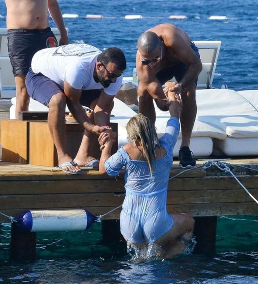 Tavlada yenilince denize attı