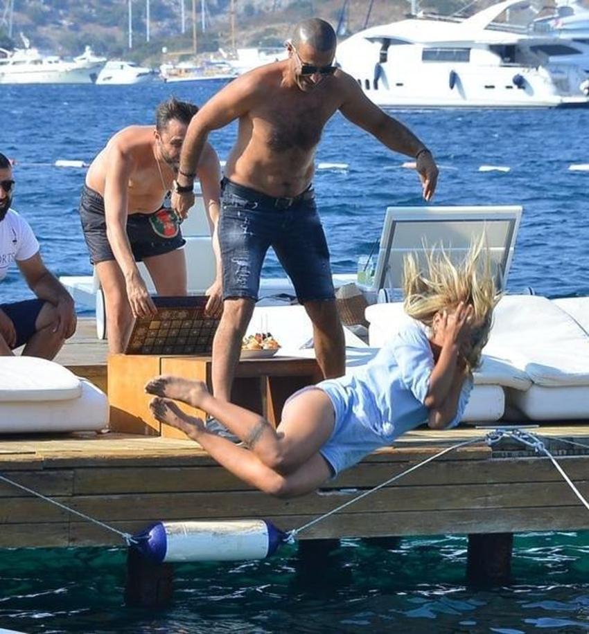 Tavlada yenilince denize attı