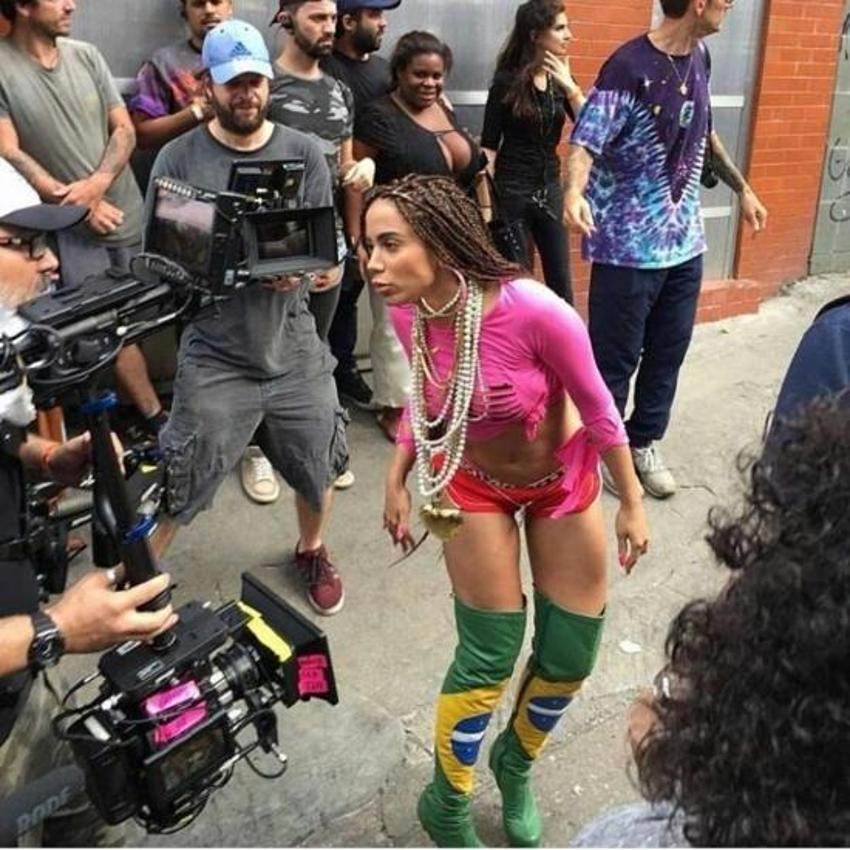 Ünlü şarkıcı Anitta sokak ortasında klip çekti!
