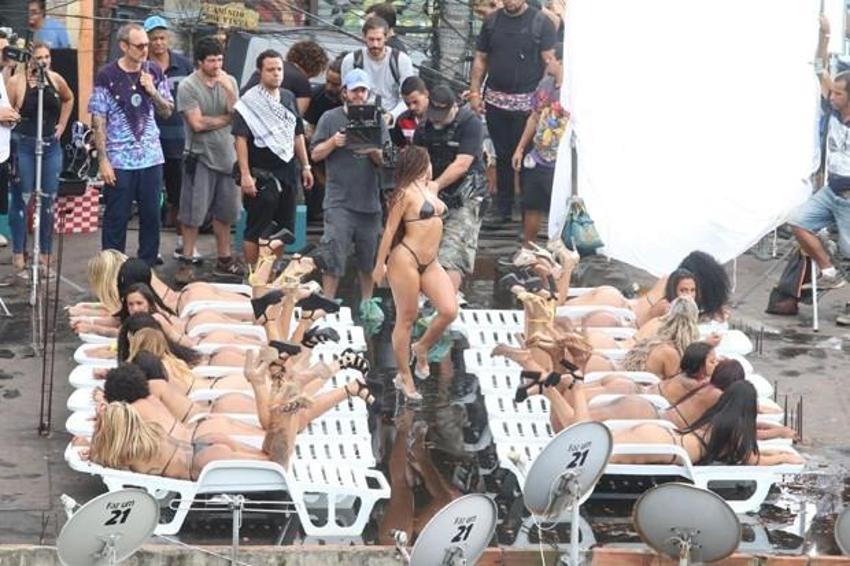 Ünlü şarkıcı Anitta sokak ortasında klip çekti!