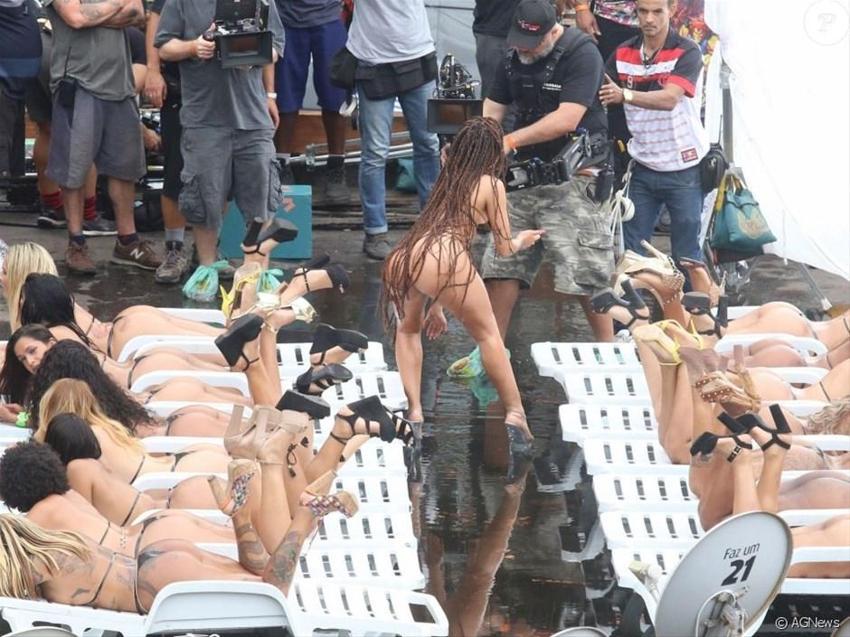 Ünlü şarkıcı Anitta sokak ortasında klip çekti!