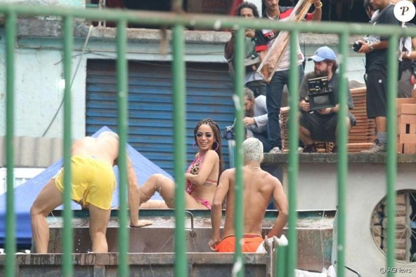 Ünlü şarkıcı Anitta sokak ortasında klip çekti!