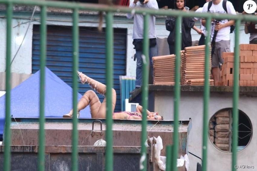 Ünlü şarkıcı Anitta sokak ortasında klip çekti!