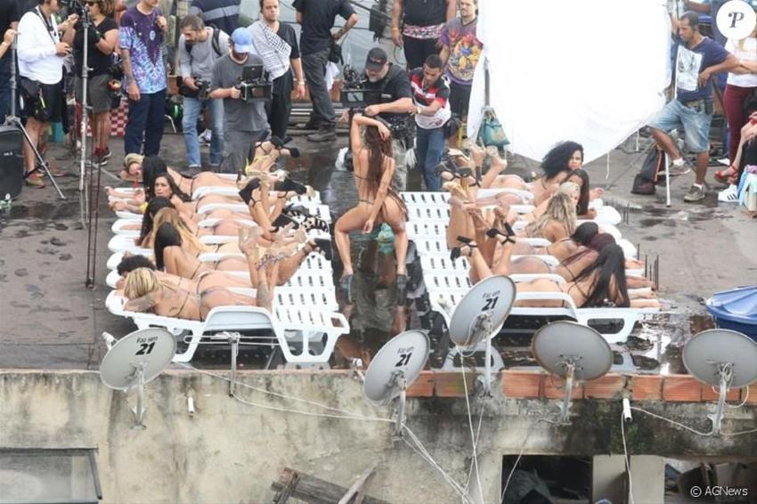 Ünlü şarkıcı Anitta sokak ortasında klip çekti!