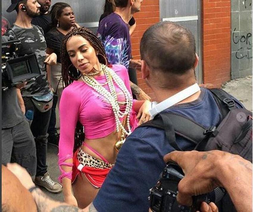 Ünlü şarkıcı Anitta sokak ortasında klip çekti!