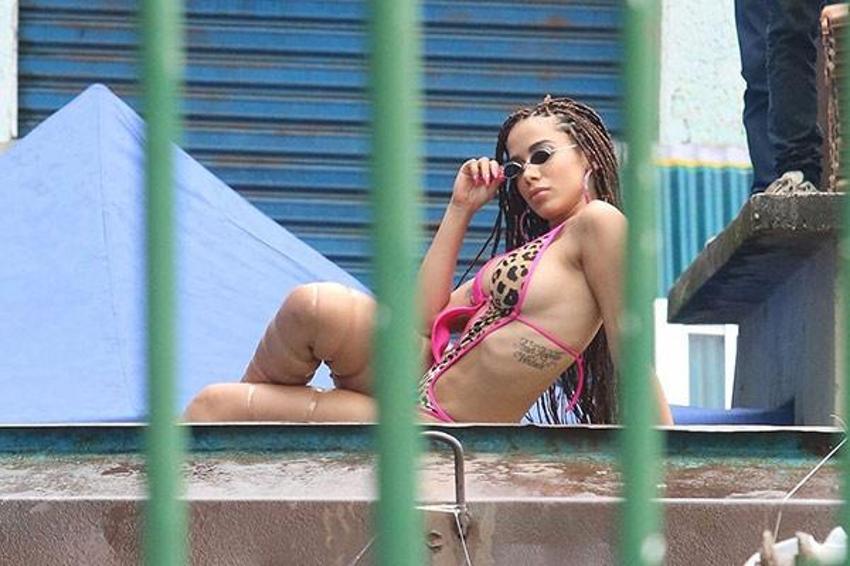 Ünlü şarkıcı Anitta sokak ortasında klip çekti!