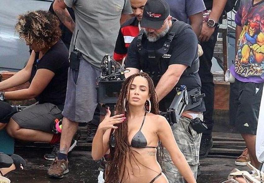 Ünlü şarkıcı Anitta sokak ortasında klip çekti!