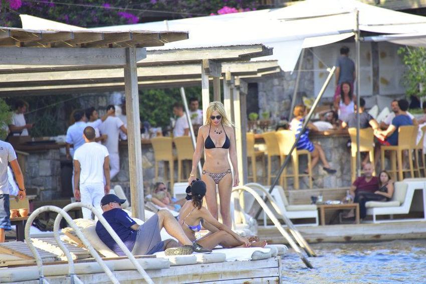 Elif Dürüst plaja damga vurdu!