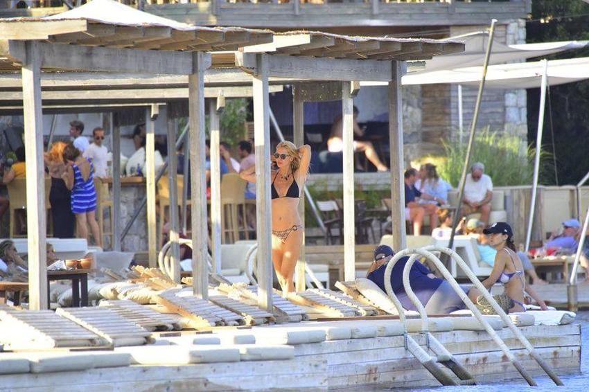 Elif Dürüst plaja damga vurdu!