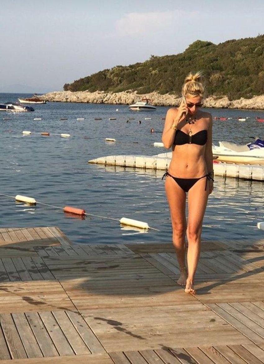 Elif Dürüst plaja damga vurdu!
