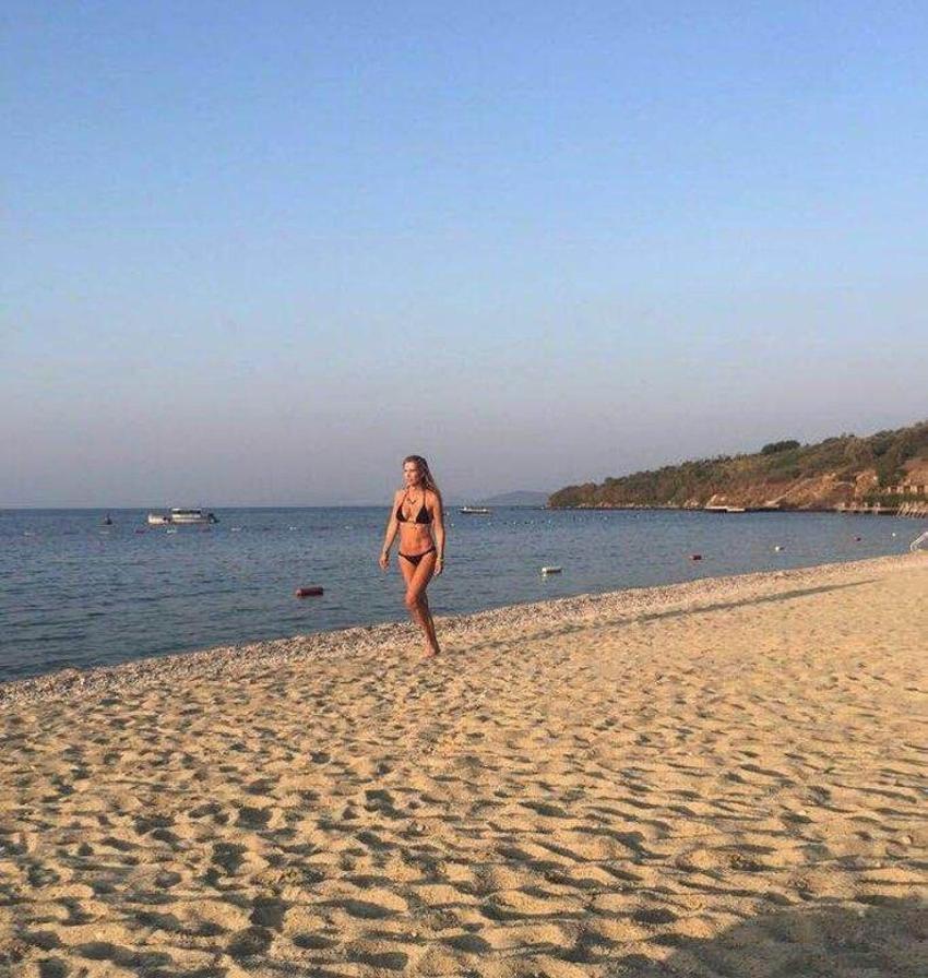 Elif Dürüst plaja damga vurdu!