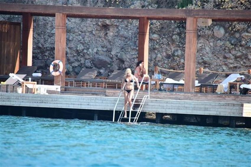 Elif Dürüst plaja damga vurdu!