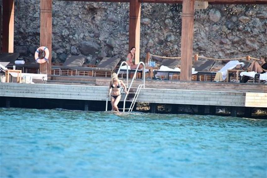 Elif Dürüst plaja damga vurdu!