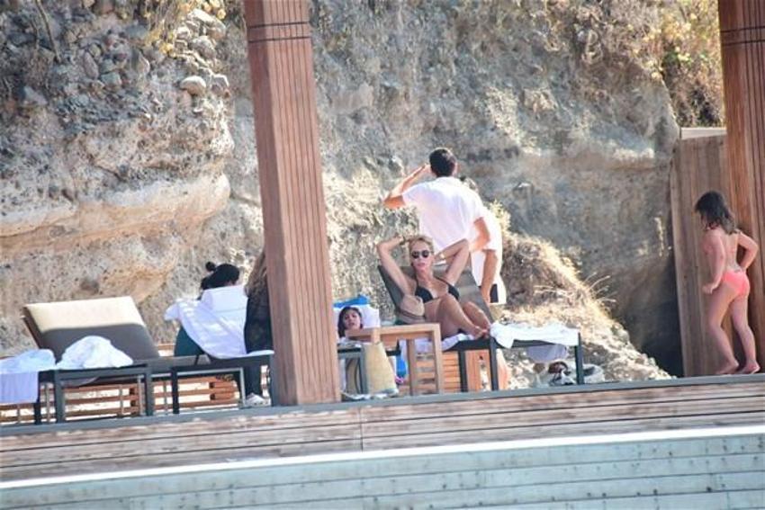 Elif Dürüst plaja damga vurdu!