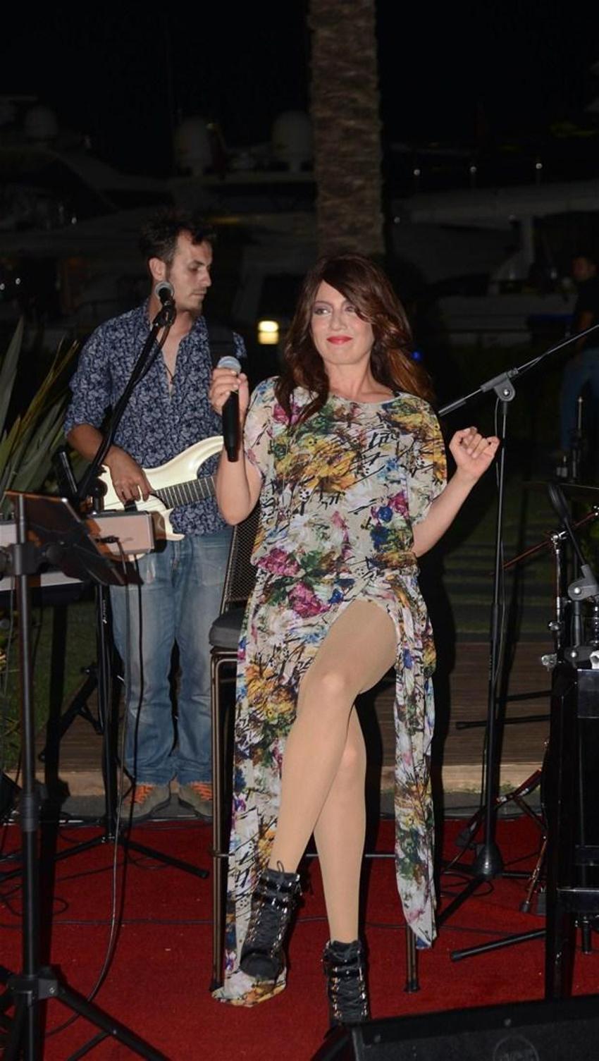 Sibel Tüzün'den bikinili tanıtım!
