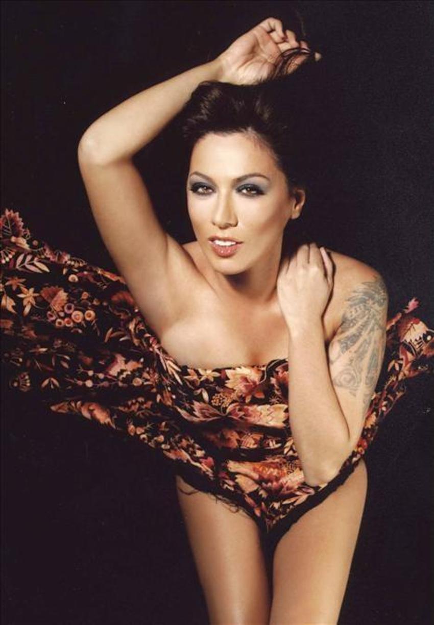 Sibel Tüzün'den bikinili tanıtım!