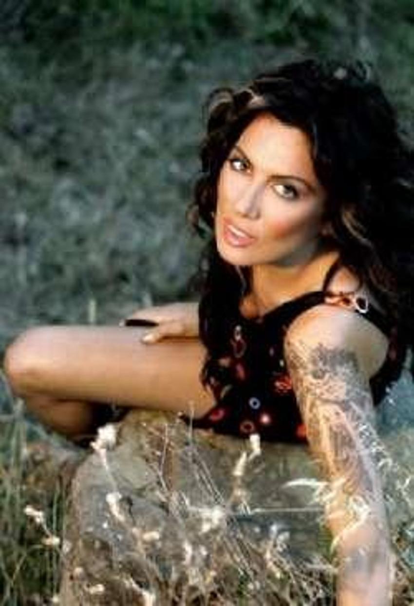 Sibel Tüzün'den bikinili tanıtım!
