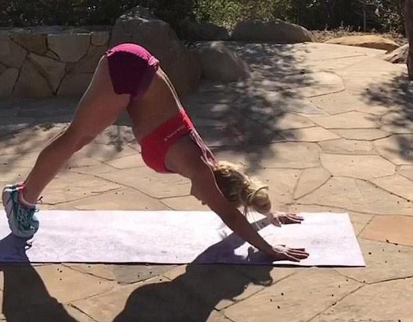 Britney Spears evinin arka bahçesinde şov yaptı!