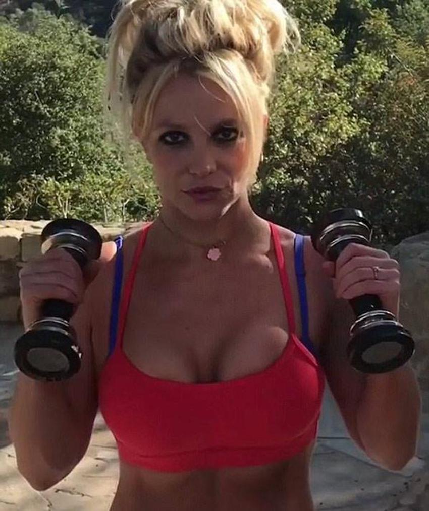 Britney Spears evinin arka bahçesinde şov yaptı!