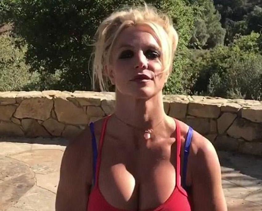 Britney Spears evinin arka bahçesinde şov yaptı!