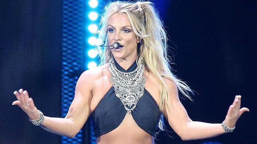 Britney Spears evinin arka bahçesinde şov yaptı!