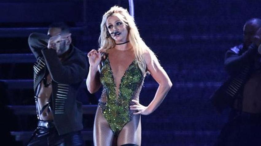 Britney Spears evinin arka bahçesinde şov yaptı!