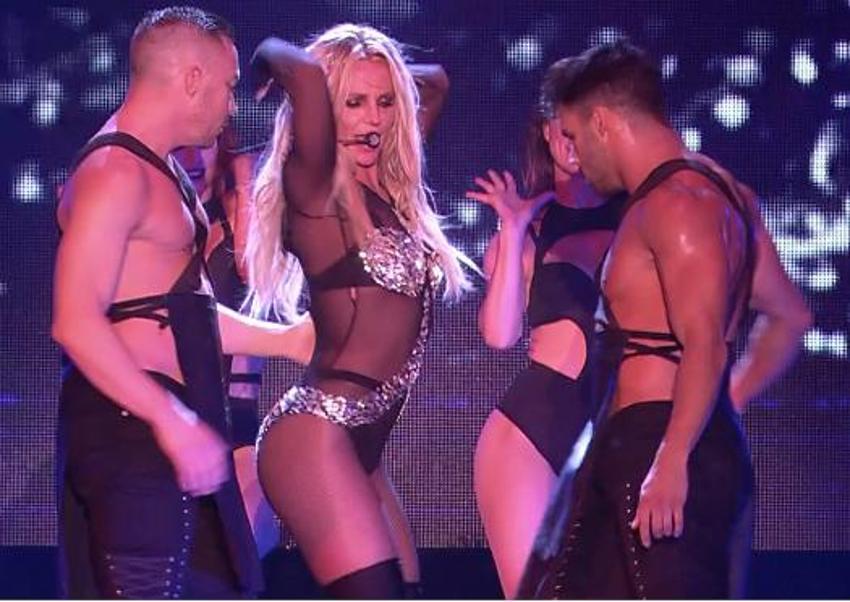 Britney Spears evinin arka bahçesinde şov yaptı!