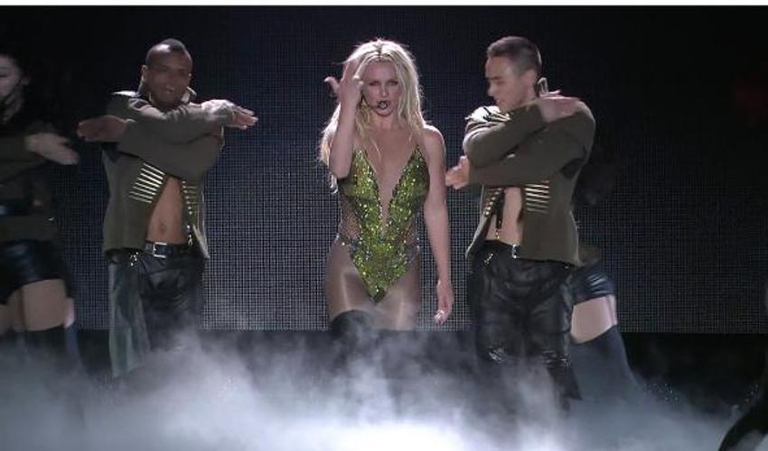 Britney Spears evinin arka bahçesinde şov yaptı!