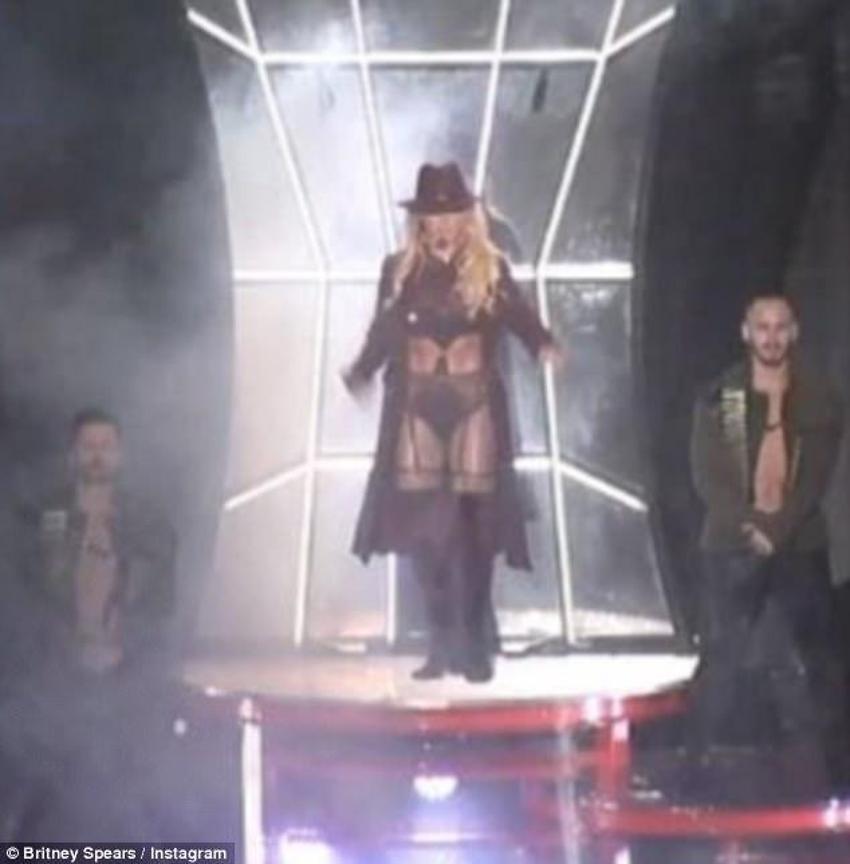 Britney Spears evinin arka bahçesinde şov yaptı!