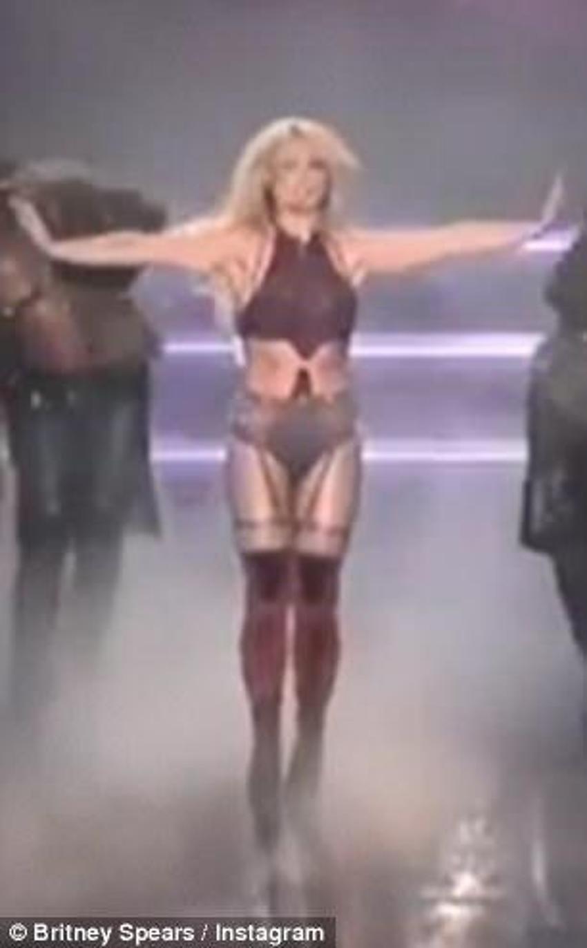 Britney Spears evinin arka bahçesinde şov yaptı!