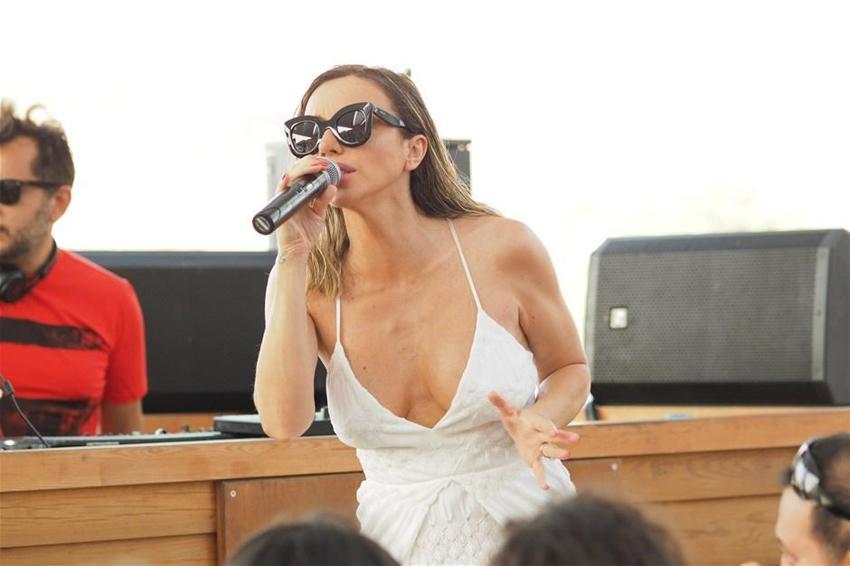 Bodrum'da sahne alan Gülşen nefes kesti!