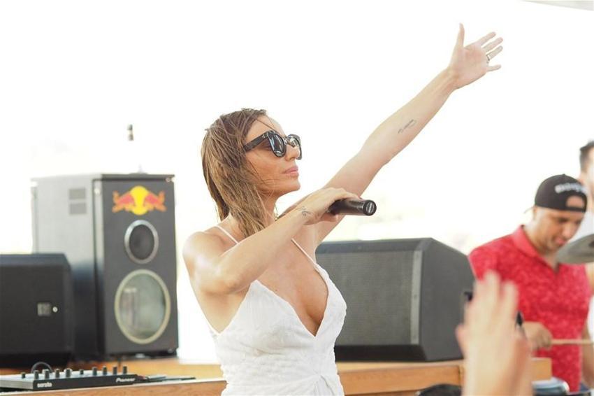 Bodrum'da sahne alan Gülşen nefes kesti!