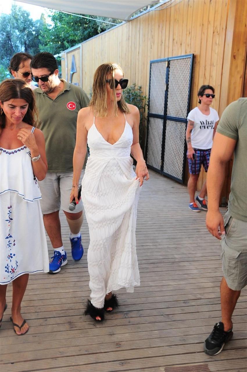 Bodrum'da sahne alan Gülşen nefes kesti!