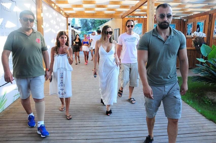 Bodrum'da sahne alan Gülşen nefes kesti!