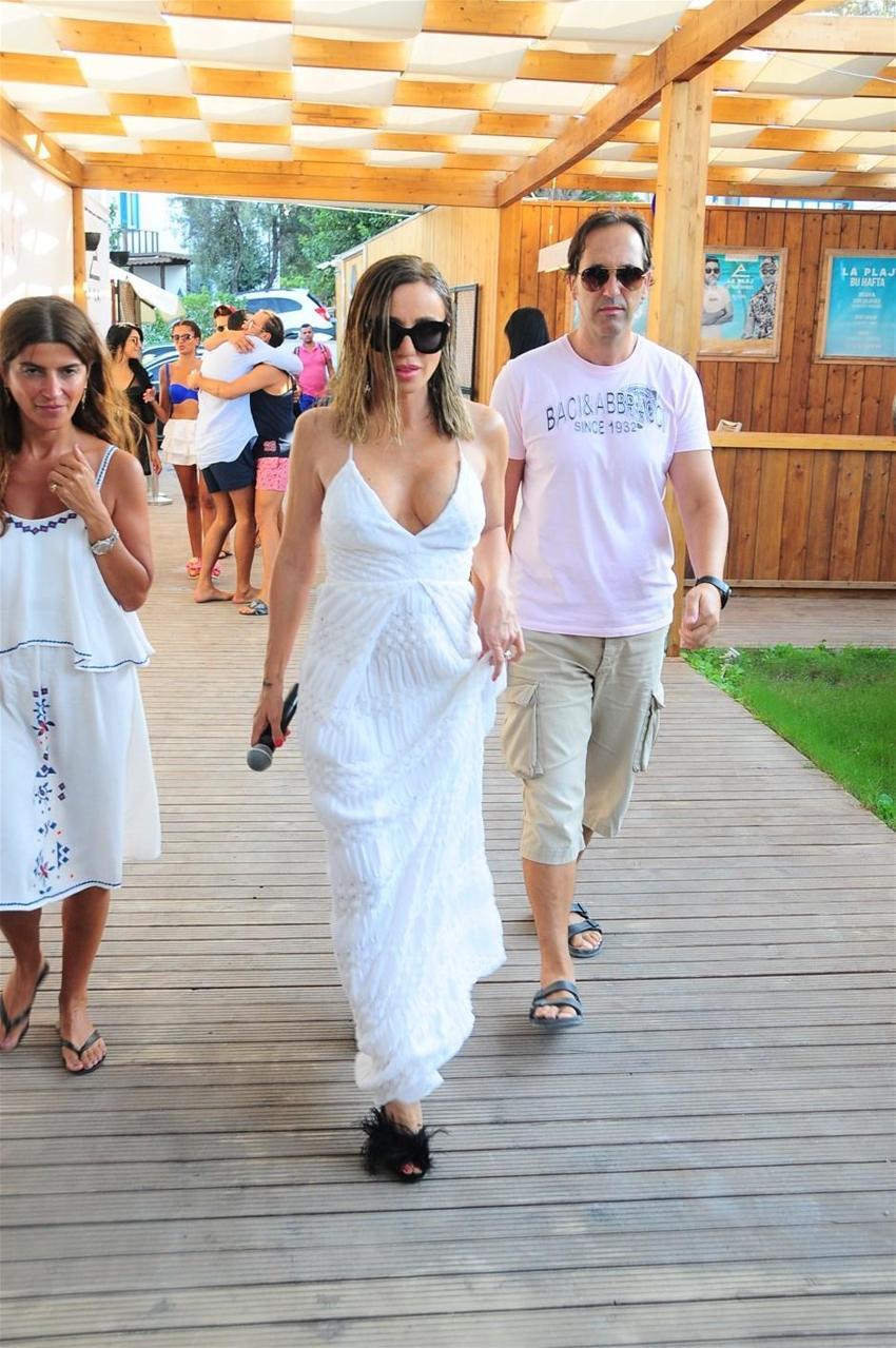 Bodrum'da sahne alan Gülşen nefes kesti!
