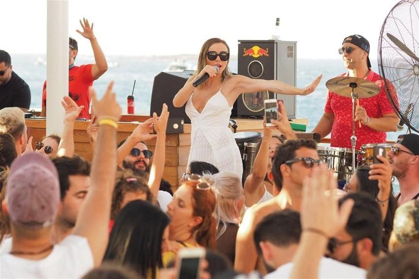 Bodrum'da sahne alan Gülşen nefes kesti!