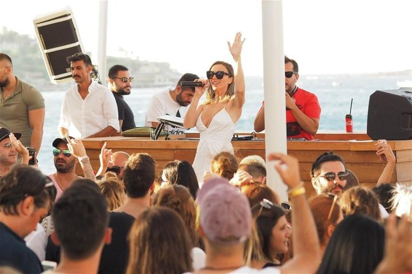 Bodrum'da sahne alan Gülşen nefes kesti!