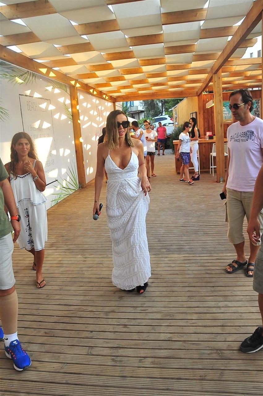 Bodrum'da sahne alan Gülşen nefes kesti!